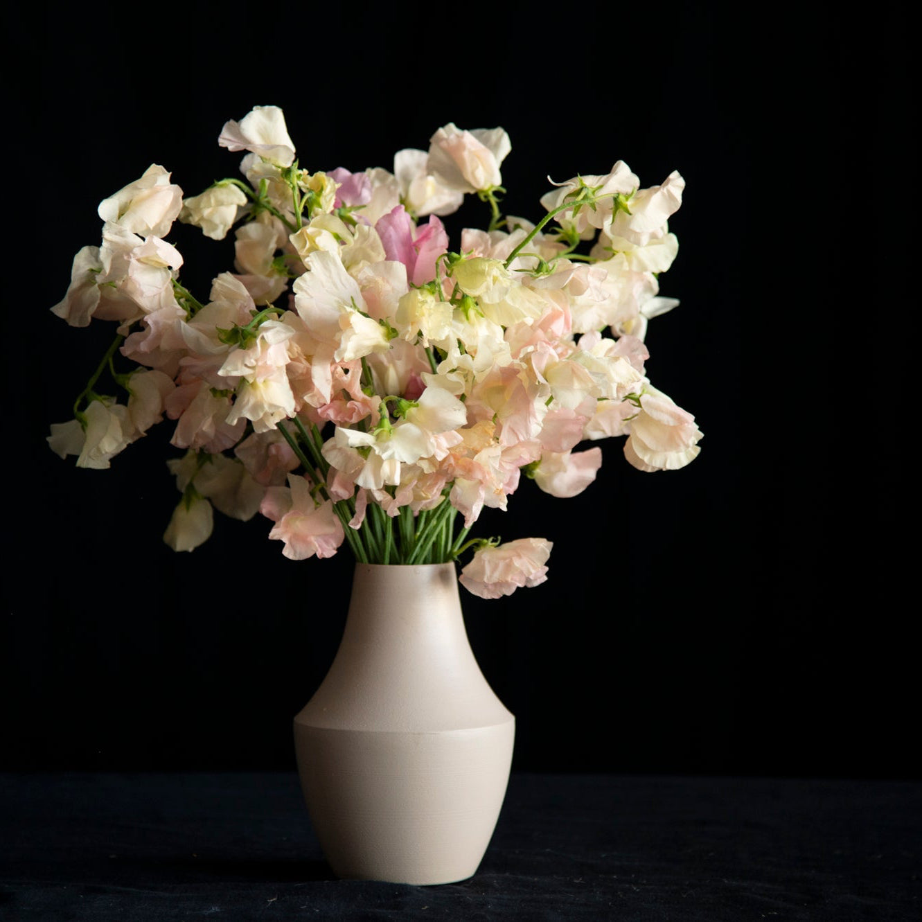 vase design of premium sweet peas