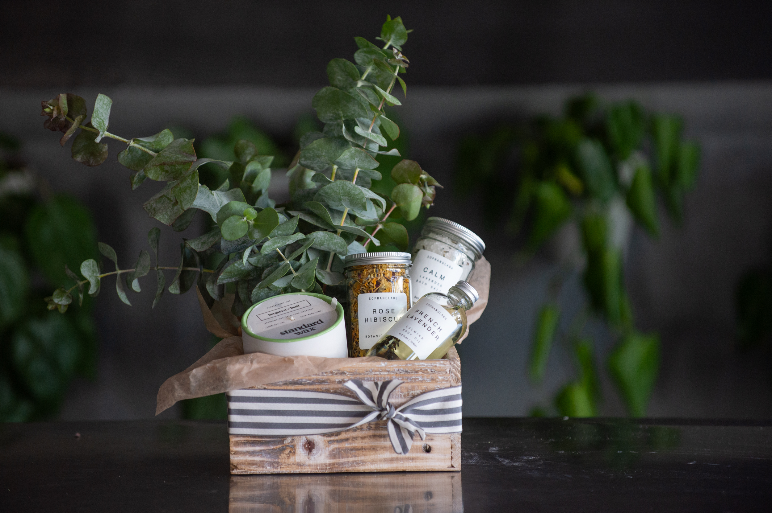 Gift sets with small batch products and fresh flowers or plants
