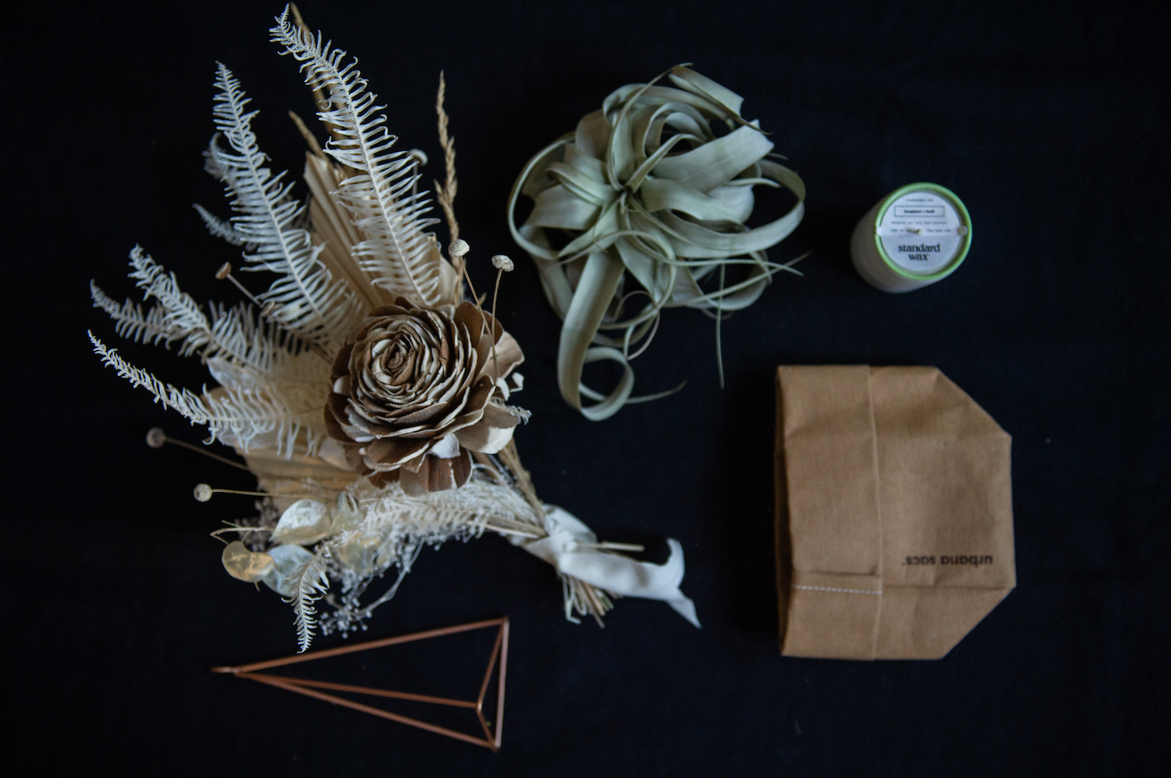 A gift for your boho-chic friends! Dried and preserved florals, a hand poured candle and a soy candle with a washable paper sack. 